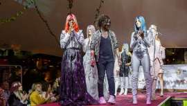 El embajador internacional de los TCT Awards, el estilista francés Eric Maurice, visita nuestro país y protagoniza en Barcelona un gran show en el que ha mostrado algunas de sus creaciones y técnicas en vanguardia