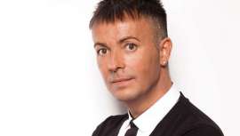 Estrella de la peluquería de nuestro país con proyección internacional, que durante décadas no ha rebajado un ápice de su ilusión. Todo lo contrario, Mon acreciente su fama, a la misma vez que lo hace su nombre y su indiscutible maestría