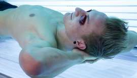 Se insiste en la necesidad de facilitar a los consumidores un documento de consentimiento en el que adicionalmente debe figurar información preventiva sobre la salud de la piel