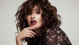 Marca el ritmo de un tiempo a esta parte. Y es que lo curly y curvy está de moda. Pero para que luzca perfecto y a la última con los cortes y peinados de tendencia, hacen falta unas reglas básicas que nos cuentan los estilistas 