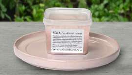 Davines amplia a sua gama Solu com esta pasta exfoliante de sal marinho, desenhada para limpar, iluminar e refrescar o cabelo e couro cabeludo