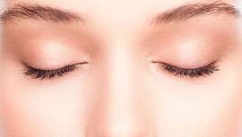 El tratamiento asegura la penetración controlada y profunda de elementos altamente concentrados, con el objetivo de realzar y rejuvenecer la mirada