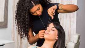 A conhecida como threading é uma técnica antiga oriental de depilação que também na atualidade conta com numerosos adeptos e tem múltiplos benefícios contra a cera