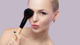 Que si en polvo, crema, brillante, traslúcido... Que si con brocha, en círculos, del centro hacia arriba, delineando el pómulo... Los trucos y secretos del colorete para maquillajes a la última de manos de los expertos profesionales