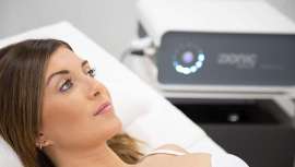 Es una de las novedades de la belleza que remodela y reduce. Su curiosa forma, le confiere aspecto de medusa. Una medusa que ataca, sin dolor y de forma mínimamente invasiva, grasa, volumen y kilos acumulados