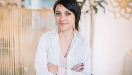 Brillante científica, Verónica García, tras 10 años viviendo en Finlandia, regresa a España, donde su pasión por la investigación le lleva a adentrarse en el mundo del emprendimiento creando y formulando su propia marca cosmética natural y vegana