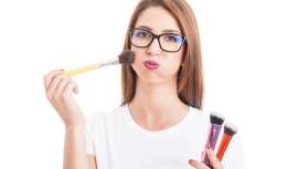 Las gafas son un complemento que introduce cambios en los rasgos del rostro y el óvalo, por lo que cuanto más llamativas sean, más modificarán la apariencia de cualquier mujer, sobre todo la de sus ojos