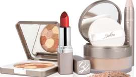 Cuando el mercurio sube y amenaza con romper el termómetro de las temperaturas, el maquillaje requiere de sus propias reglas para mantenerse y lucir perfecto