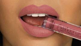 Este expositor brinda la opción de combinar las gamas Mirror & Velvet según las preferencias y necesidades del cliente en el centro de estética