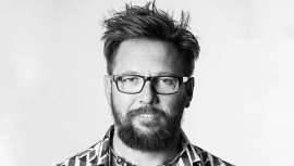 ¡Imparable! Lo de David Rodelas es una apuesta continua por la peluquería y las cosas bien hechas. Optimista y entregado, con un don, el de revolucionar lo que toca, como un Rey Midas, David, nos cuenta en primera persona su periplo, vida y obra