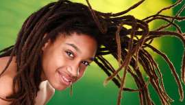 Se acaba de aprobar la primera ley que protege a las personas, sobre todo negras, de la discriminación que puedan experimentar por lucir rastas o trenzas en sus lugares de trabajo o en escuelas públicas 