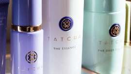 Para obtener productos de alta calidad trabaja con científicos en Japón y Estados Unidos. Ello da lugar a la fórmula Hadasei-3, creada con té verde, arroz y algas