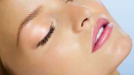 Los golpes de calor también son cuestión de piel, la cual se asfixia en verano. Para evitar y combatir de un modo profesional y científico la deshidratación, nada mejor que revisar consejos básicos, tratamientos profesionales y la mejor nutrición