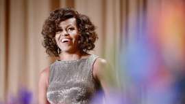 Totalmente alejada del estereotipo de melena lisa y pulida al que nos ha tenido acostumbrados mayoritariamente desde su llegada a la Casa Blanca, la elegante Michelle Obama revoluciona las redes con sus nuevos y poderosos rizos 