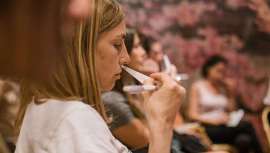 Basada en una filosofía de la salud y la cosmética, como su propio nombre indica, alquímica, la firma  festeja este aniversario revelando los secretos de los aceites esenciales y la aromaterapia en pos del empoderamiento femenino 