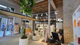 La Farmacia de la Calle Princesa de Barcelona cambia la gestión directiva iniciando una nueva etapa con un estilo más próximo, alegre y actual. La nueva dirección tiene como prioridad una marca de cosmética propia y exclusiva 