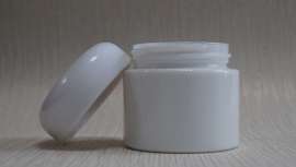 Reduciendo de modo relevante las emisiones de CO2 y sustituyendo al plástico, exenta de petroquímicos, la baquelita es el material estrella del fabricante de tapas y tarros para cosmética Technicaps, con sistema de reciclaje incluido