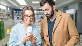 Fijándose siempre en el cuero cabelludo y con atención extrema al etiquetado y los productos libres de químicos y/o cruelty free, los españoles eligen su champú, aunque cometen algunos errores. Descubrimos cuáles y qué tipos de champú existen