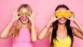 Según Clínica Opción Médica, la fruta nos aporta vitaminas, fibra, minerales y agua, componentes ideales para eliminar toxinas y acelerar el metabolismo