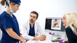 Desde una mala alimentación, a una enfermedad o los efectos secundarios de un medicamento, las causas de la alopecia son muchas. Aprender a diagnosticarla y trabajar en colaboración con los mejores especialistas nos asegurará soluciones efectivas