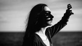 Existe un miedo irracional a recibir el más mínimo rayo de sol. Una alteración de la percepción de la psique bautizada como tanofobia, de la que debemos saber algunos datos y consecuencias vitales para nuestra salud 