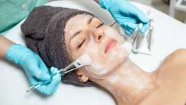 En una media de ocho sesiones, se procede a la exfoliación de la piel con el objetivo de eliminar los excesos de células amalgamadas, aportar hidratación y estimular la renovación celular