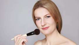 La flacidez suele ser muy común. Y, a partir de esta edad, aparece en zonas como la mandíbula, la papada, los surcos al final de la nariz y los párpados