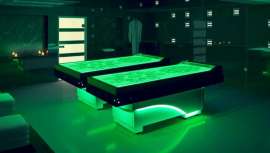 Con un estilo elegante y luminoso, la parte superior es reclinable electrónicamente y mantiene un flujo de agua bajo el cuerpo del paciente