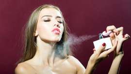 Estas brumas refrescantes, formuladas con activos de cuidado capilar, empiezan a ser un básico en el ritual de belleza  de las jóvenes de larga melena 