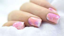 De efecto psicodélico, las uñas tie-dye suman miles de adeptas que quieren disfrutar de aquel estampado hippie tan particular de los 70 en prendas y accesorios, ahora un motivo más de la ciencia y práctica del nail art