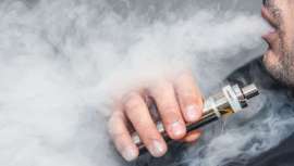 A medida que aumenta el número de usuarios del cigarrillo electrónico en todo el planeta, sobre todo entre jóvenes y adolescentes, crece también el número de detractores de estos sustitutos del tabaco 