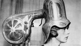 Hoy la peluquería, profesionales peluqueros y peluqueras, celebran su gran día. Motivo de festejo y repaso de su historia y reivindicación de una labor que abarca, más allá de la transformación de la imagen, incluso la felicidad de las personas