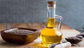 Las semillas y el aceite de lino o linaza son un activo y suplemento natural, ideal para piel, uñas y cabello, fuente esencial de omega 3, aconsejado para veganos y empleado no solo por la belleza sino también para la salud en general