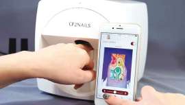 Estetiplan lanza la impresora de uñas, una novedad que revoluciona las mesas de manicura y con la que podrás ofrecer a tus clientes diseños personalizados y rentables en tan solo unos segundos. ¿Te imaginas? 