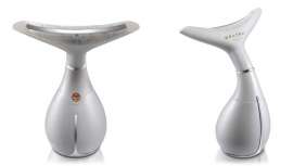 El cuello, la nuca y los hombros, se ven rejuvenecidos, reafirmados y libres de arrugas y líneas gracias a Opatra DermiNeck. Masaje de alta velocidad, fototerapia y frío/calor en un solo dispositivo de diseño específico y espectacular 