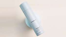 La firma australiana vuelve a innovar en styling. Touchable es una novedosa y ligera cera de acabado en espray que mantiene la textura y los resultados durante todo el día