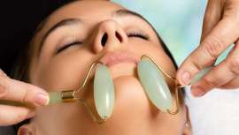 Con las propiedades alabadas desde hace milenios por distintas culturas, objeto de deseo de variados ritos y también  terapias, hoy, el jade, protagonista, hace del rodillo un artículo de moda para masajes de belleza, salud y bienestar
