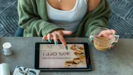 La denominada RSC (Responsabilidad Social Corporativa), es decir, el compromiso de una empresa con la ética, la sociedad y el medio ambiente es lo que mueve a los millenials, quienes más gastan, a comprar aquí sí y aquí no