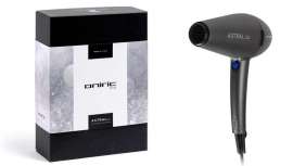 Astral cuenta con una potencia de secado de 2.500 W y un nivel de ruido máximo de 68 decibelios, además de un sistema iónico de reducción del encrespamiento