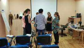 La unión de Capel-lo con el Grupo Aderans conforma un tándem experto y atento a cada necesidad derivada del mundo de las prótesis capilares y la posticería en general. Máxima calidad y formación de igual cualidad para clientes y profesionales