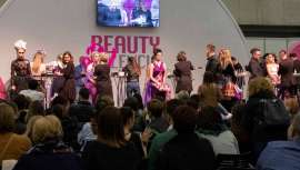 Y no solo eso, además de disfrutar de un 20% de descuento por confirmar tu participación anticipadamente, tú también puedes ser el artífice de la imagen de la próxima cita profesional con la Estética, Uñas, Peluquería y Barbería en Valencia 