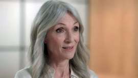 Gracias por las horas de pie, peluquero, por tu sonrisa, por abrir hasta tarde, por comprender que a mi edad también se puede estar guapa. Estas son solo algunas de las declaraciones recogidas en #Damoscoloralavida II de Wella Professionals