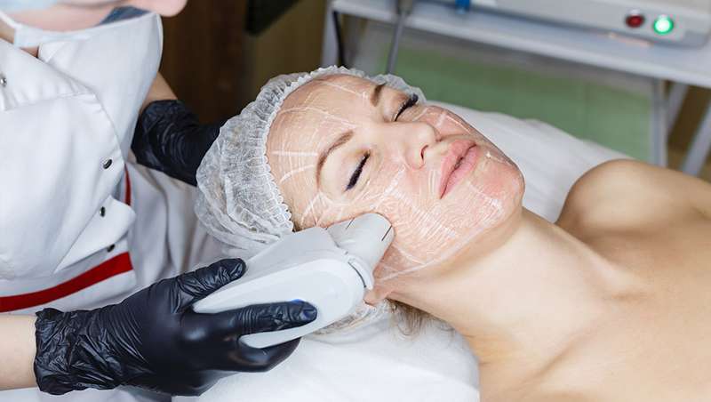 Chica tratamiento facial