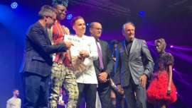 Salones Carlos Valiente suma un galardón más a su ya nutrido palmarés. El subdirector de la firma de peluquería valenciana, Bernat Sayol, se alza, frente a otros 7 talentos menores de 30 años de Europa con el Emerging Talent de MCB