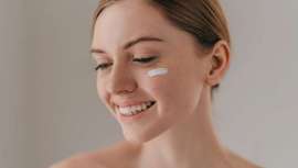 Lociones, espumas, leches, cremas, aguas micelares... Cosméticos para la limpieza facial hay muchos. Pero, ¿son todos idóneos y beneficiosos siempre? Algunos, a veces, no. Así lo detalla el doctor Pedro Catalá