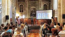 Y no nos extraña nada. No en vano Juan Miguel Medialdea es hoy por hoy uno de los profesionales peluqueros más famosos y perseguidos del mundo novias. Granada se ha rendido ante él en su última actuación y sus novias más bellas