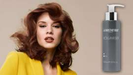 La cantidad a aplicar del producto es de 2-3 pulsaciones (en cabellos medios/largos). Se aplica de raíz a puntas y se recomienda sobre el cabello húmedo, tras el lavado capilar