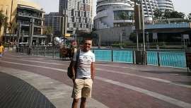 El estilista gallego viaja a la ciudad más grande de los Emiratos Árabes Unidos en busca de nuevas oportunidades de negocio e ideas para su nueva creación de escultura capilar