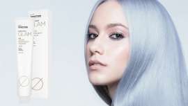 Esta línea profesional, especializada en coloración, cuidado y acabado capilar, cuenta con una estética vanguardista y minimalista en todos sus productos 