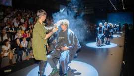 Reconocida estilista, desde hace décadas, la navarra Edurne Senosiain imparte sus conocimientos, claves y técnicas de la peluquería de autor en Salón Look con motivo de la celebración del 110 aniversario de LOreal Professionnel